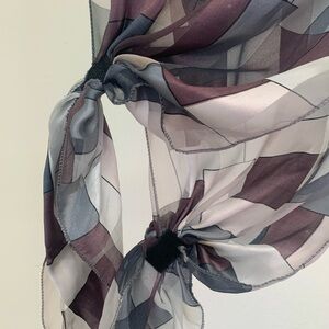 Elegant Geometric Scarf in Black and Gray